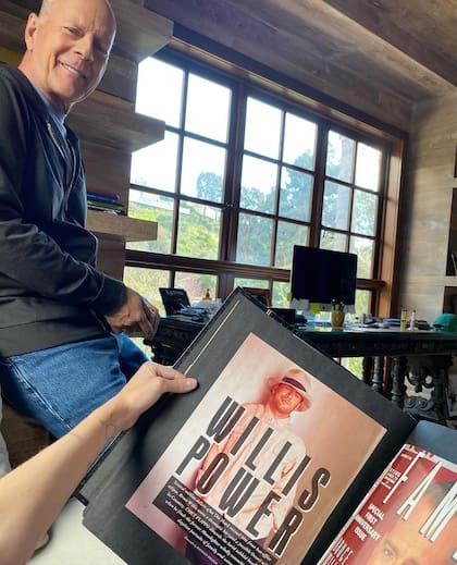 Bruce Willis y una de sus hijas mirando el álbum de distintos recortes de revistas (Foto: Instagram/@buuski)