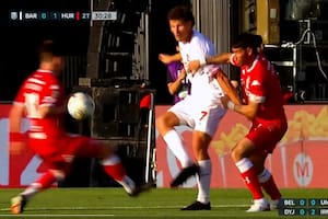 Un bochorno: Barracas se clasificó con dos penales insólitos y el árbitro amenazó al DT de Huracán