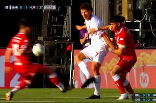 Un bochorno: Barracas se clasificó con dos penales insólitos y el árbitro amenazó al DT de Huracán