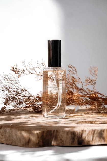 Bruma de agua de rosa y ácido hialurónico. Hidrata, refresca, suaviza, descongestiona y revive el maquillaje.