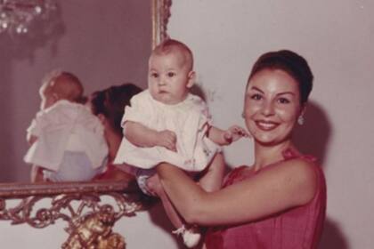 Bruna, abuela de Zarini, y Patricia, su madre, en su residencia en Lóndres durante sus primeros años de vida