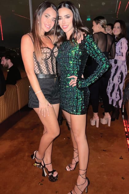 Bruna Biancardi, a puro brillo, con Antonela Roccuzzo, con corset, shorts y sandalias con plataforma (modelo Janaya) todo by Guccy.