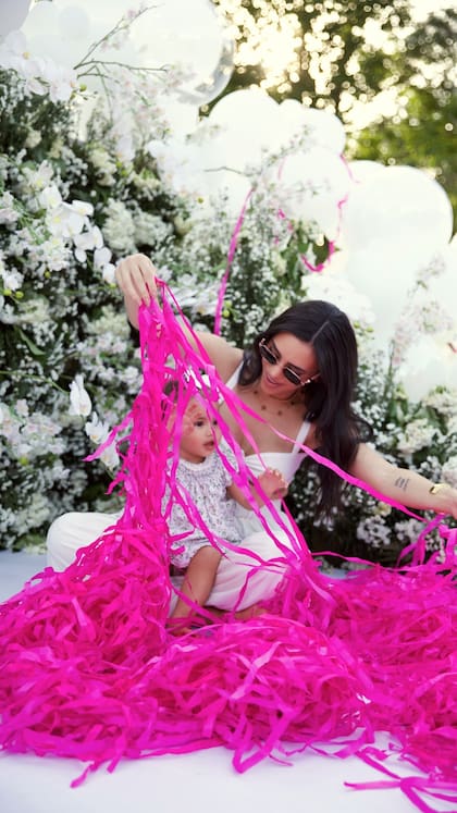 Bruna junto a su hija Mavie tras revelar con tiras de papel rosa que tendrá otra niña