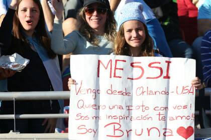 Bruna lleva también a la cancha su cartel; estuvo en los partidos contra Paraguay y Uruguay