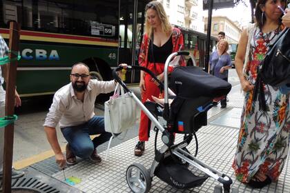 Bruno Barrionuevo, el papá de Esmeralda, coloca la placa con el nombre de su hija en la vereda de la avenida Callao