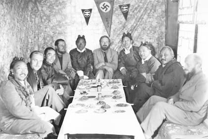 Bruno Beger, segundo a la izquierda, y otros en una reunión en Lhasa, Tíbet, en 1939