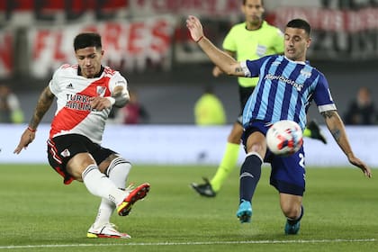 Bruno Bianchi intenta bloquear a Julián Álvarez, fue en el empate sin goles que Atlético Tucumán rescató en el Monumental en la segunda jornada del campeonato; el zaguero nicoleño cumple su tercer ciclo en el Decano