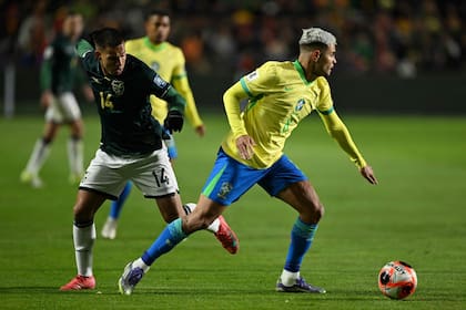 Bruno Guimaraes fue pintoresco con su técnica y algún lujo, pero -como a los compañeros- le costó prolongar las intenciones ofensivas: le cobraron el penal polémico del gol local.