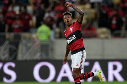 Bruno Henrique celebra después de anotar uno de sus goles en la ida