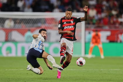 Bruno Henrique intenta superar el cruce de Mohanad Lashin