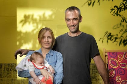 Bruno, junto a su esposa, Lucrecia, y su bebe de tres meses
