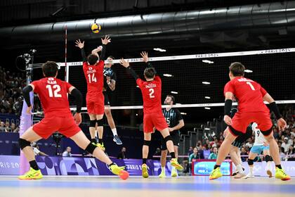 Bruno Lima ataca sobre el bloqueo japonés. (Photo by Natalia KOLESNIKOVA / AFP)