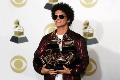Bruno Mars en medio del éxito profesional y una gran deuda