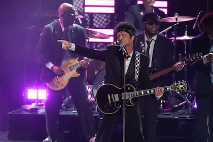 Bruno Mars y Rosé dieron por comenzada la entrega de premios con una interpretación de su pegadizo tema "APT"