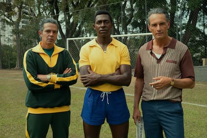 Bruno Mazzeo como Mario Zagallo, Lucas Agrícola en el papel de Pelé y Rodrigo Santoro como João Saldanha en la miniserie Brasil 70