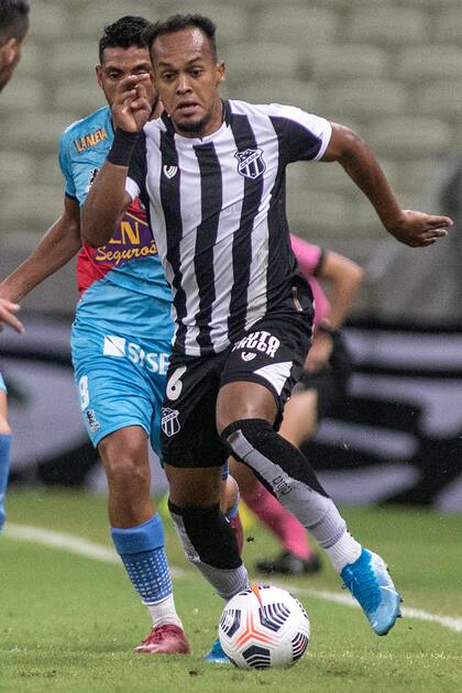 Bruno Pacheco supera a Jesús Soraire y encara a Gastón Benavídez; Ceará fue dominado por Arsenal en la primera media hora, pero después pasó a tener más iniciativa y la igualdad resultó justa.