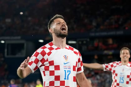 Bruno Petkovic celebra tras anotar el tercer gol de Croacia ante Países Bajos, en semifinales