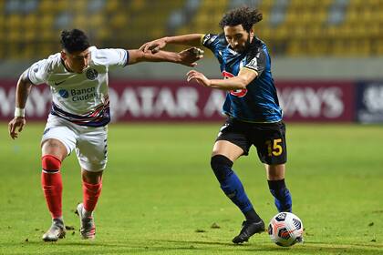 Bruno Pitton y Cristian Cuevas, en un partido que frustró a Huachipato; el conjunto chileno tenía posibilidades de avanzar a los octavos de final.