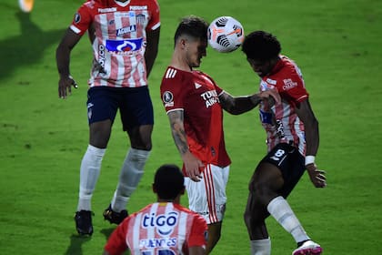 Bruno Zuculini ante Didier Moreno, de Junior, por la Copa Libertadores 2021