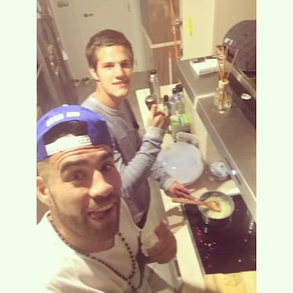 Bruno Zuculini cocinando con Nicolás Otamendi, durante su paso por el Valencia.