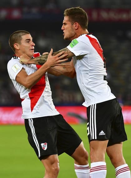 Bruno Zuculini con Julián Álvarez, en otra imagen del festejo de gol especial con La Araña.