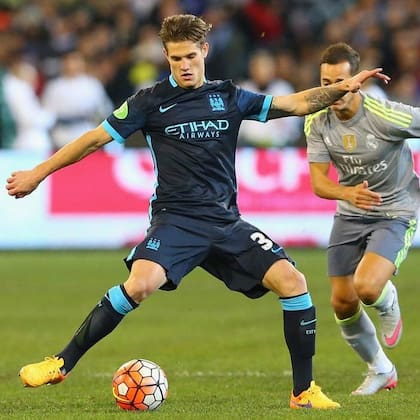 Bruno Zuculini con la camiseta del Manchester City, enfrentando al Real Madrid en un amistoso de pretemporada.