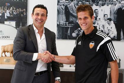 Bruno Zuculini posa con su nueva indumentaria del Valencia