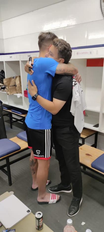 Bruno Zuculini y el abrazo con Marcelo Gallardo, con el fibrón aún en la mano, después del último partido con Betis en Mendoza.