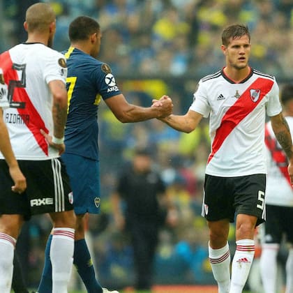 Bruno Zuculini y el saludo con Wanchope Ábila en la final de la Libertadores de ida, en la Bombonera.