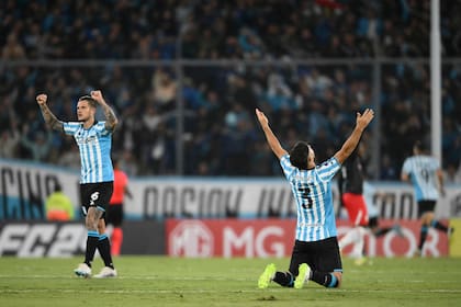 Bruno Zuculini y Marco Di Cesare celebran uno de los tres goles de Racing contra Bragantino, los del segundo éxito en el grupo H de la Copa Sudamericana.