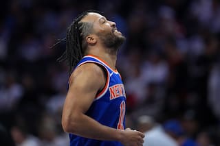 Brunson anota 33 puntos y los Knicks están cerca de barrer a los 76ers al doblegarlos por 108-94