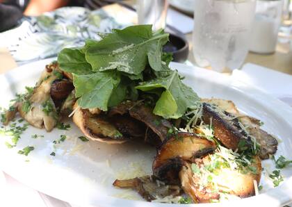Bruschetta con hongos y rúcula, una tradición de La Vaquita, ideal para esperar el plato fuerte.