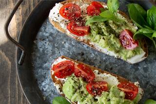 Bruschetta de palta, tomate y frutos secos