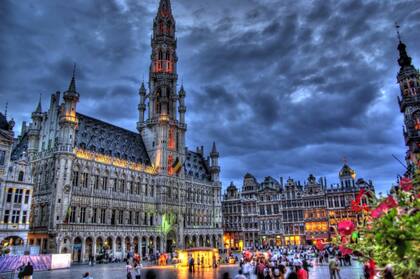 Bruselas es la capital de Bélgica, de la Comunidad Francesa de Bélgica y de la Comunidad Flamenca. Se la conoce también como la capital de la Unión Europea.