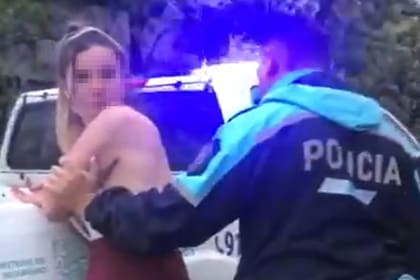 Brutal agresión de un policía a una joven a la salida de un boliche: la tiró al piso y casi la deja desnuda