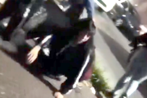 Un grupo de chicas atacó brutalmente a una adolescente: la arrastraron de los pelos por el piso