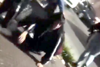 Un grupo de chicas atacó brutalmente a una adolescente: la arrastraron de los pelos por el piso