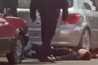 Un joven desmayó a otro con un palazo en la cabeza en una brutal pelea callejera