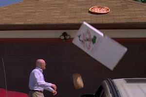 El secreto detrás de la icónica escena de Breaking Bad donde Walter White tira una pizza al techo