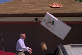 El secreto detrás de la icónica escena de Breaking Bad donde Walter White tira una pizza al techo