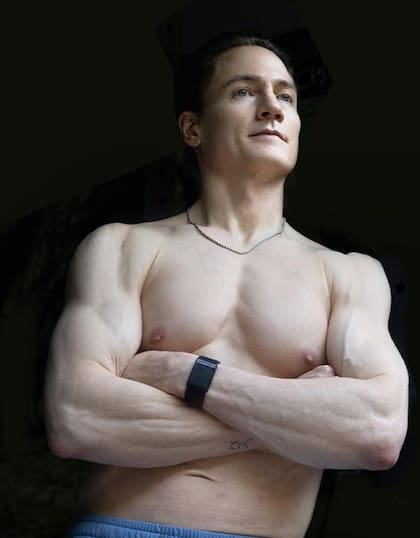 Bryan Johnson toma alrededor de 111 pastillas que complementan su alimentación