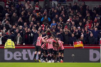 Bryan Mbeumo celebra con sus compañeros el tercer gol de Brentford