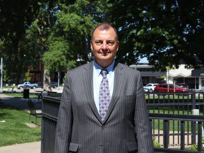 Bryan Slone, el presidente de la Cámara de Comercio de Nebraska, piden un radical cambio de reglas