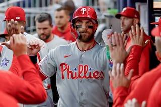 Bryce Harper guía a Filis 8-5 en 10 entradas ante los Braves y corta racha de 10 derrotas