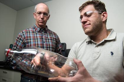 Bryon Donohoe y Nic Rorrer, dos de los investigadores que en forma accidental crearon la enzima que come plástico