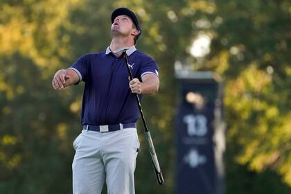 Bryson DeChambeau todavía se debe una conquista en uno de los cuatro majors; está dos golpes por detrás de la vanguardia.