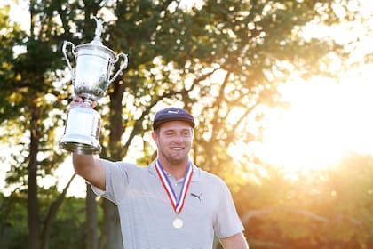 Trofeo en alto para Bryson DeChambeau