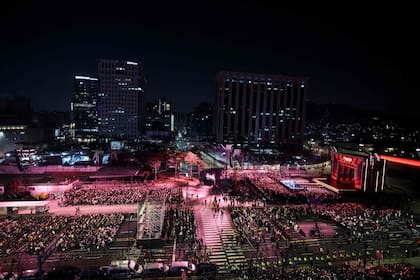 BTS volvió a los escenarios en Seúl frente a una multitud; el concierto se transmitió por Netflix (Foto: AFP)