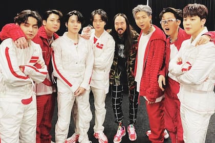 BTS y Steve Aoki en el backstage del concierto de la banda surcoreana en Las Vegas (Crédito: Instagram/@steveaoki)