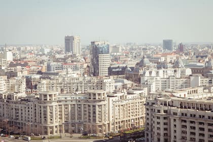Bucarest, la capital rumana, ofrece precios accesibles en alquileres de apartamentos céntricos, que rondan entre 400 y 500 euros al mes